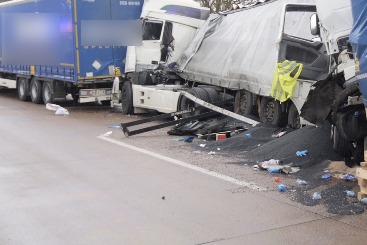 A1 Stuhr: Three Trucks Crash, Major Delays and Severe Injuries
